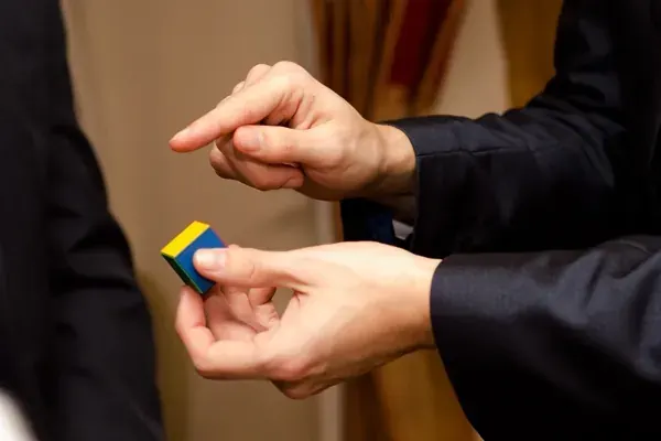 A coin trick at the fingertips