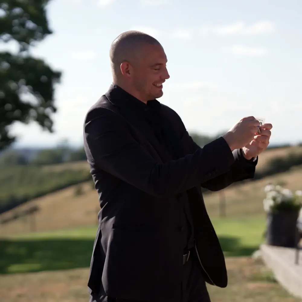 Berkshire magician Matt Parro performing close-up magic at a countryside reception