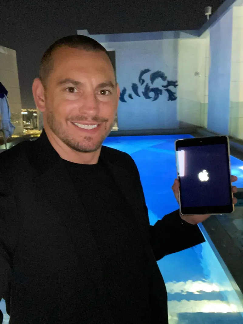 Matt Parro performing iPad magic in Doha, Qatar