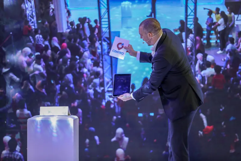 Matt Parro performing iPad magic to a large audience